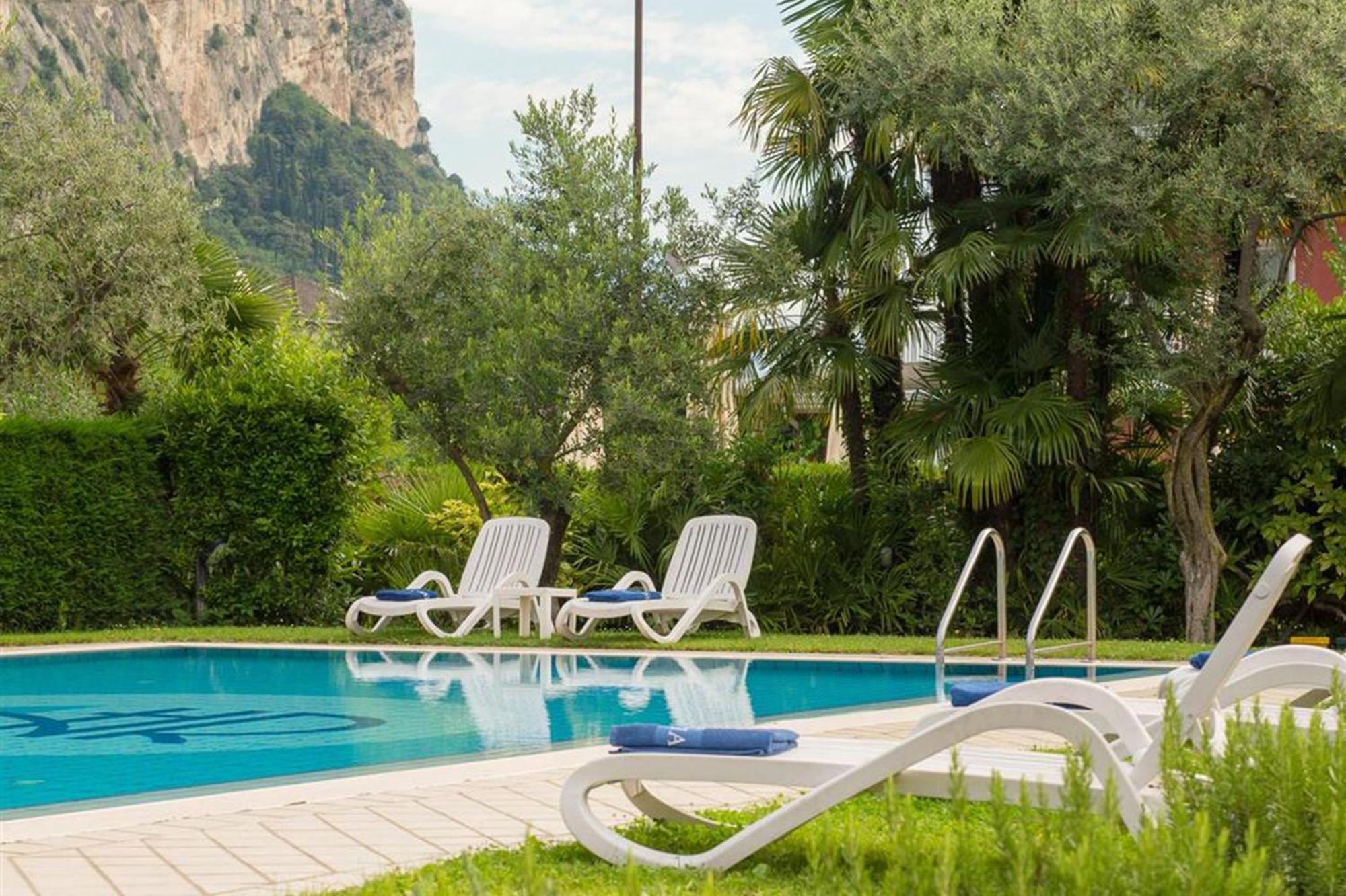 Bike & Wind Hotel Villa Maria - Happy Rentals Torbole Sul Garda Exterior photo