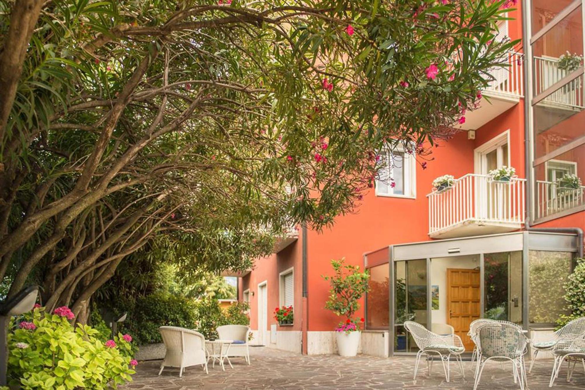 Bike & Wind Hotel Villa Maria - Happy Rentals Torbole Sul Garda Exterior photo