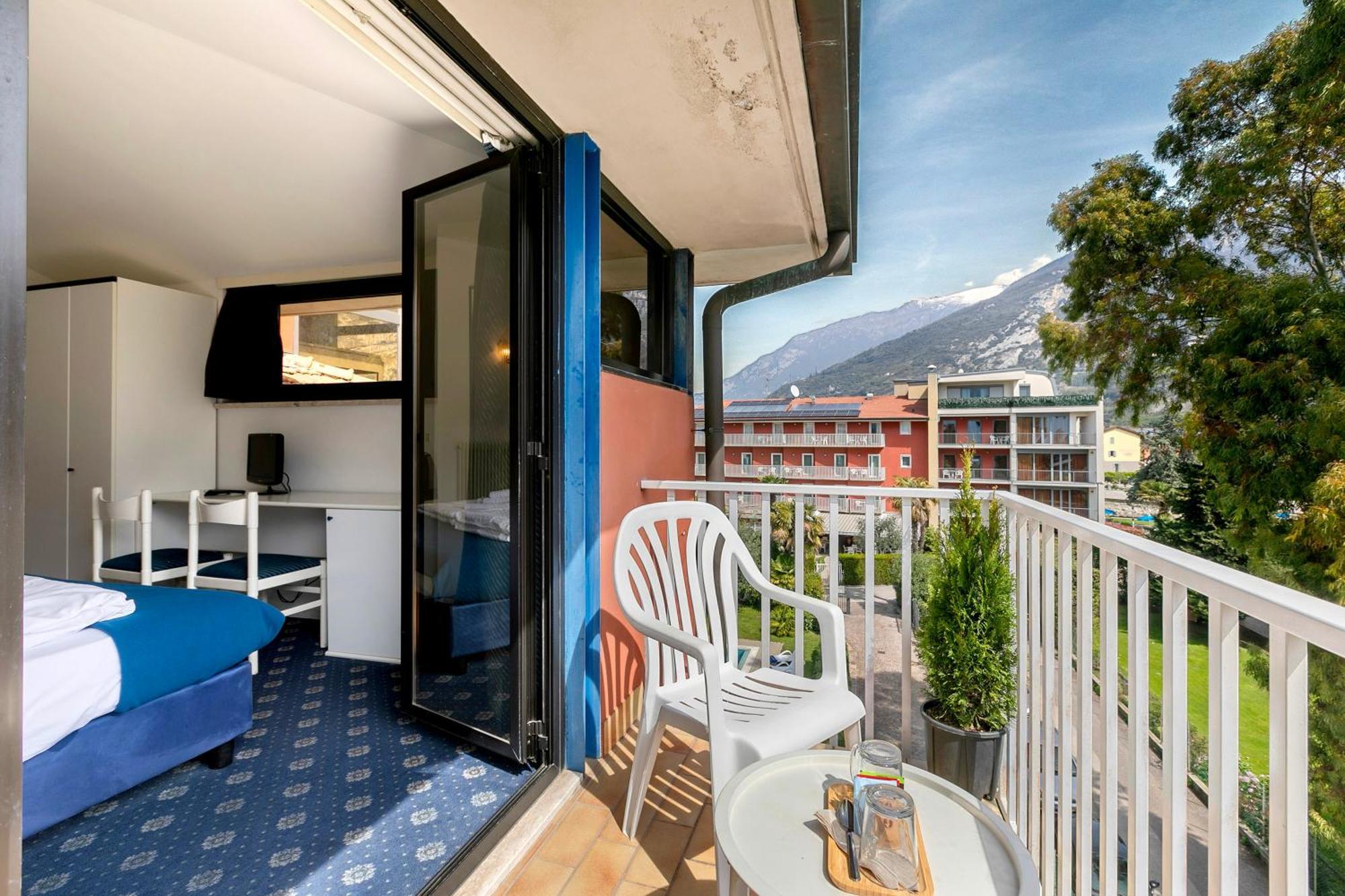 Bike & Wind Hotel Villa Maria - Happy Rentals Torbole Sul Garda Exterior photo