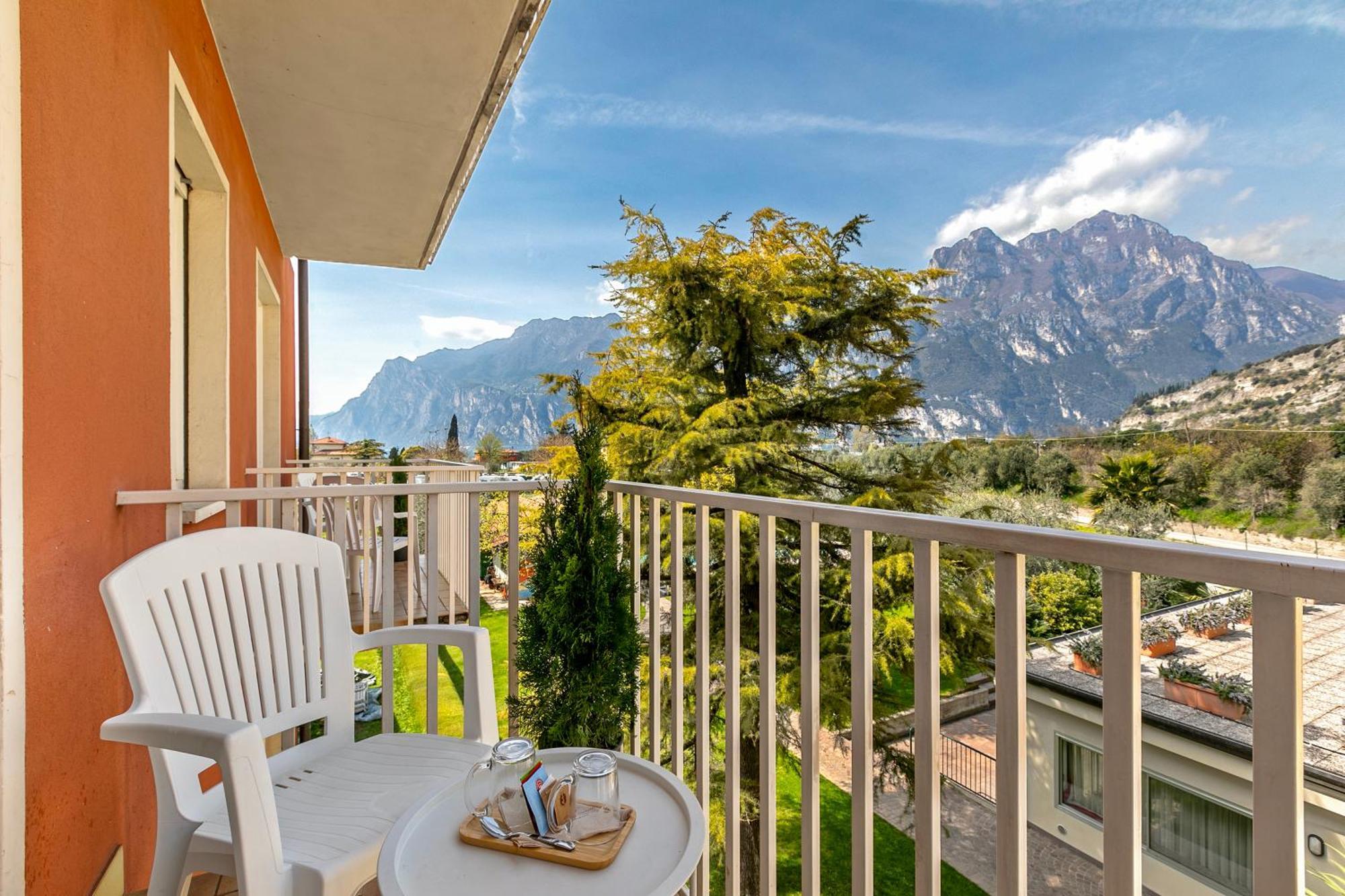 Bike & Wind Hotel Villa Maria - Happy Rentals Torbole Sul Garda Exterior photo