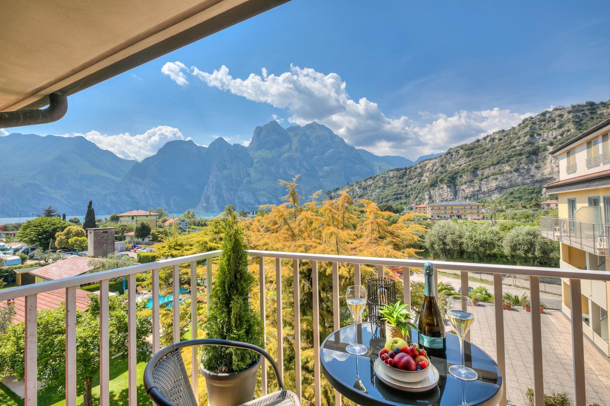 Bike & Wind Hotel Villa Maria - Happy Rentals Torbole Sul Garda Exterior photo